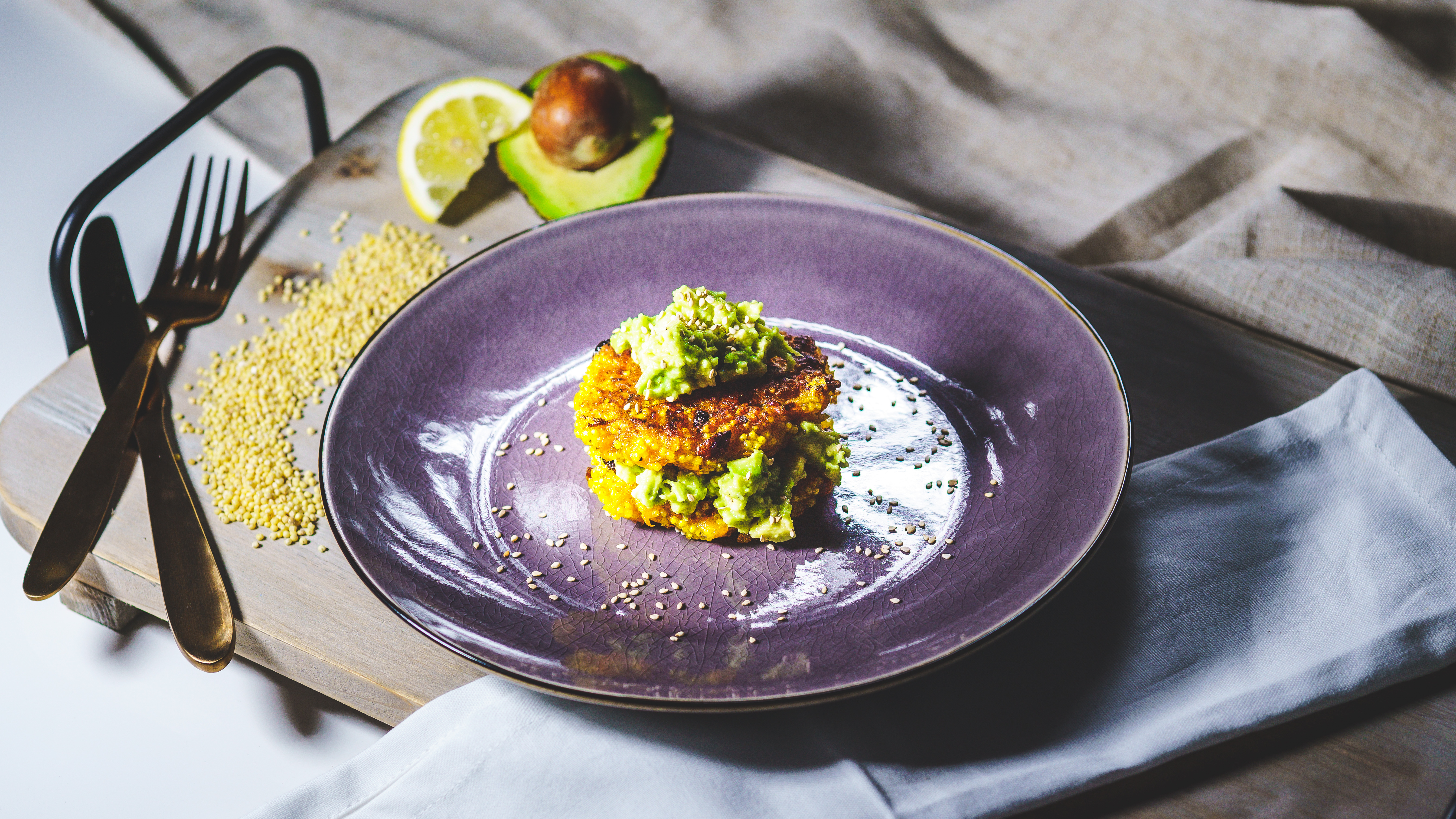 Hirse Laibchen mit Guacamole