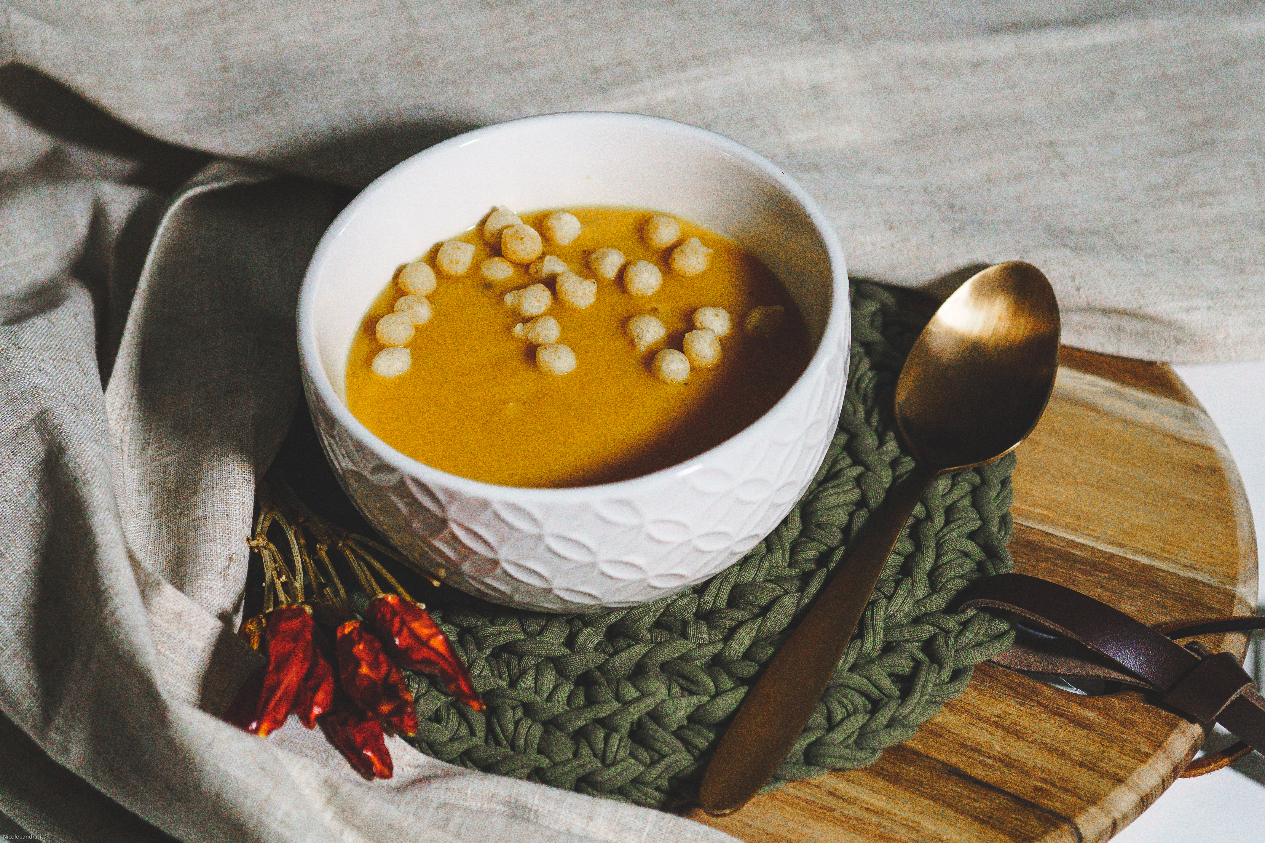 Vegane Karottensuppe mit Backerbsen