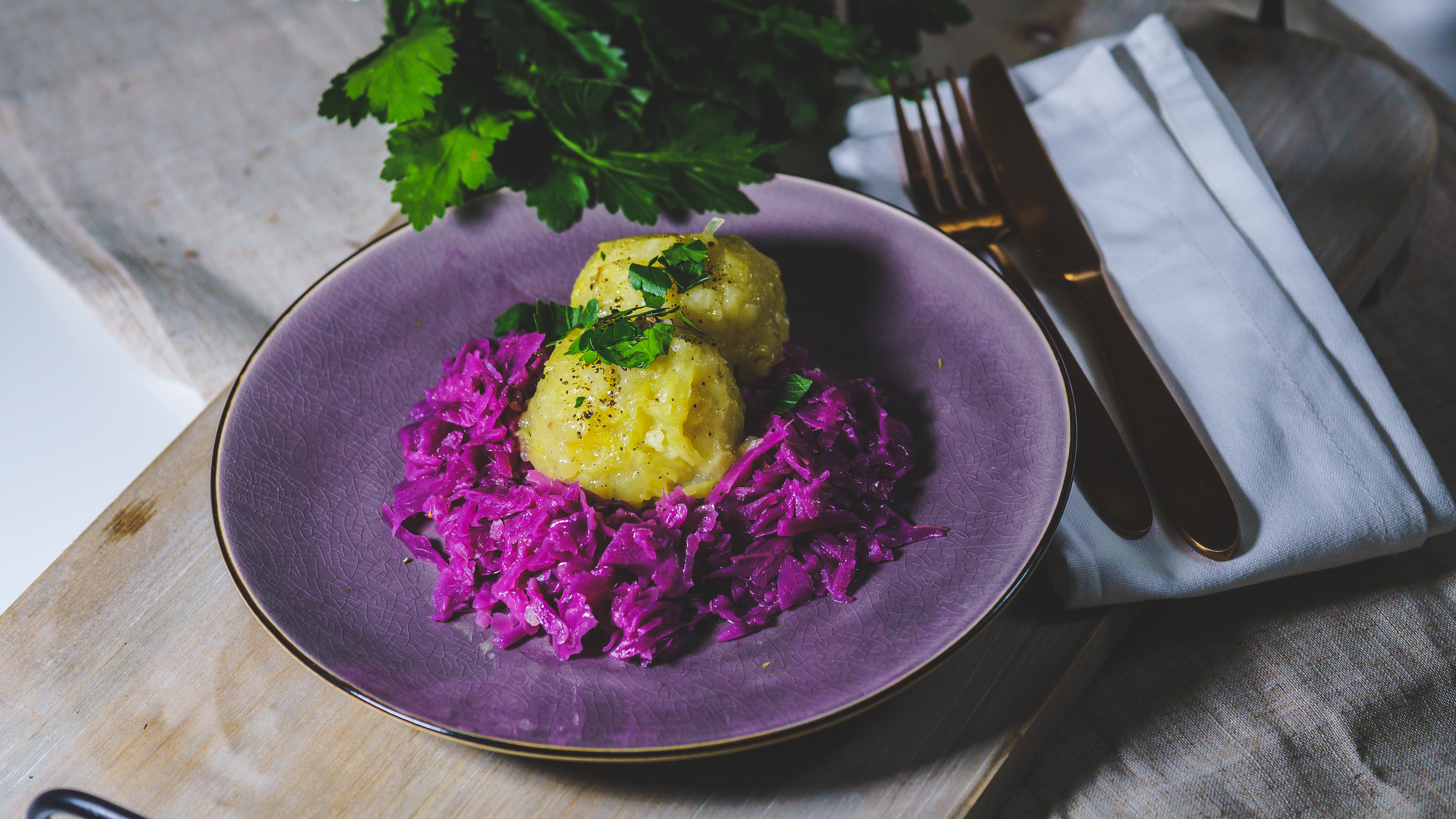 Gefüllte Kartoffelknödel mit Rotkohl