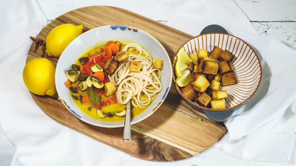 Currysuppe mit Gemüse und Tofu