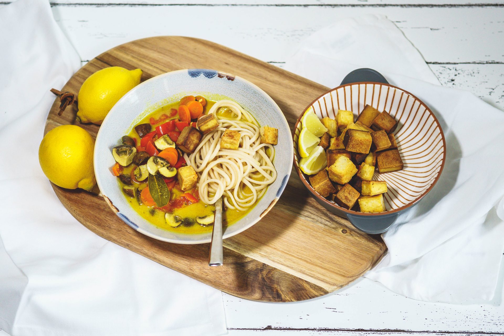 Currysuppe mit Gemüse und Tofu