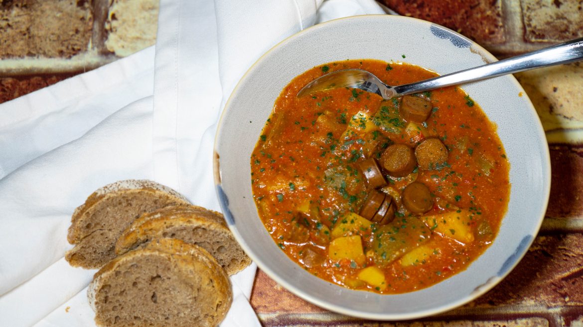 Veganes Gulasch mit Würstchen