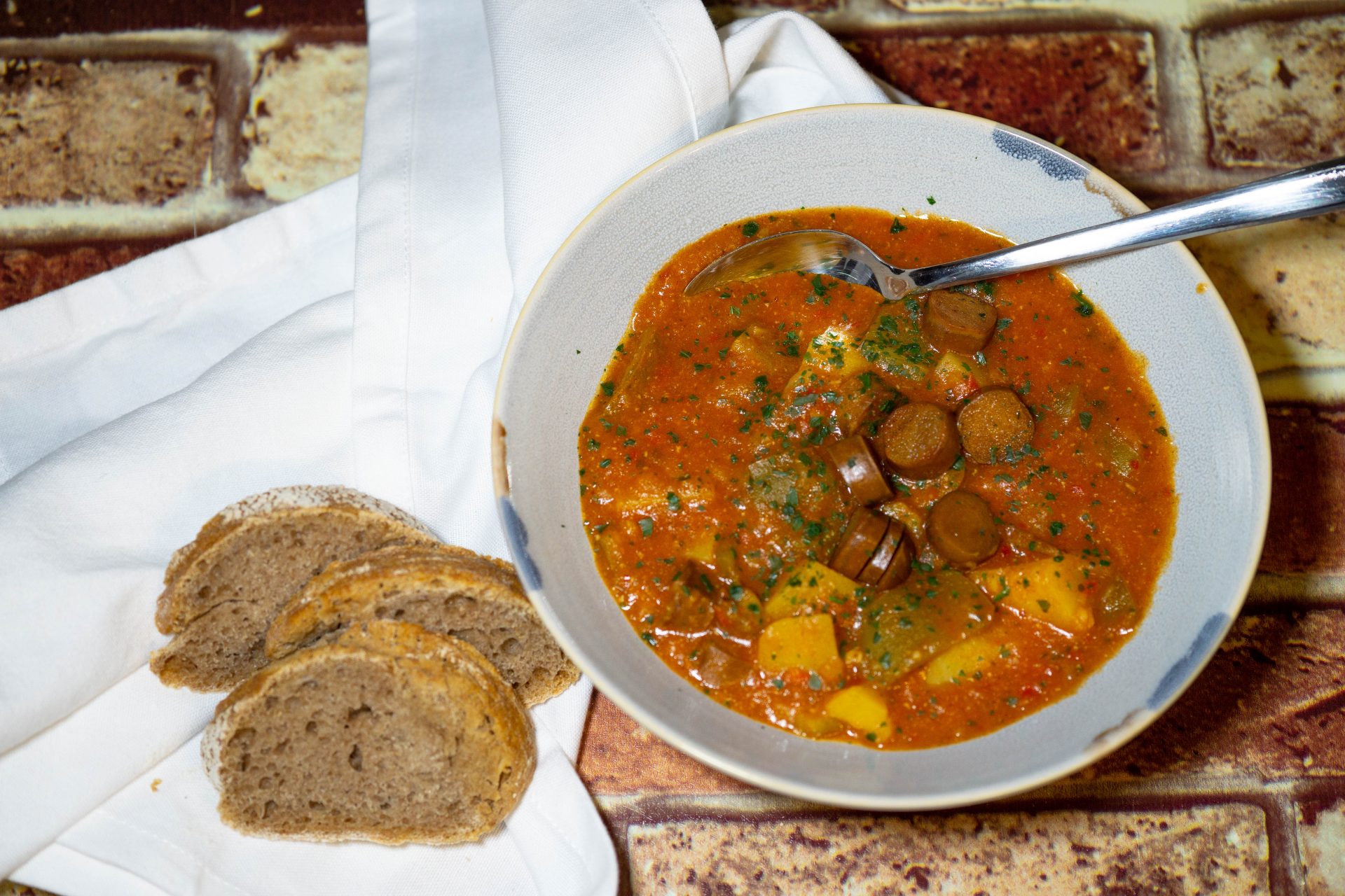 Veganes Gulasch mit Würstchen