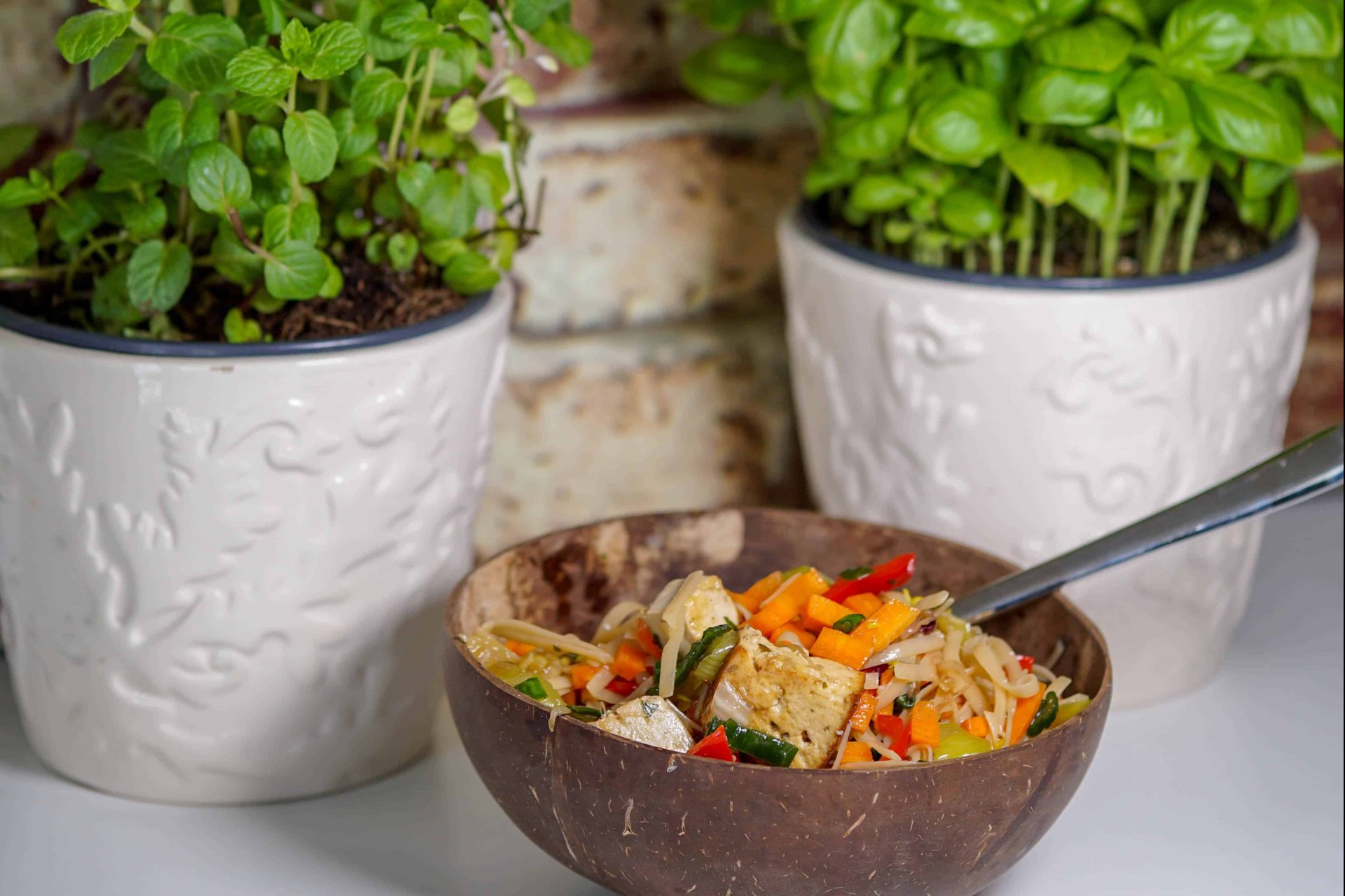 Reisnudelsalat mit Tofu und Gemüse